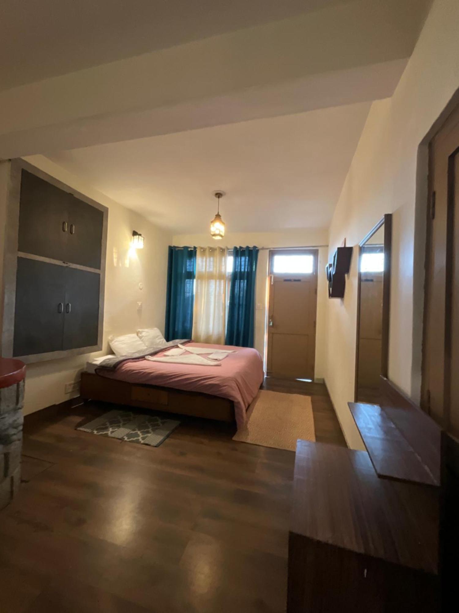 Utopia Hostels Dharamkot Mcleodganj Дармсала Экстерьер фото