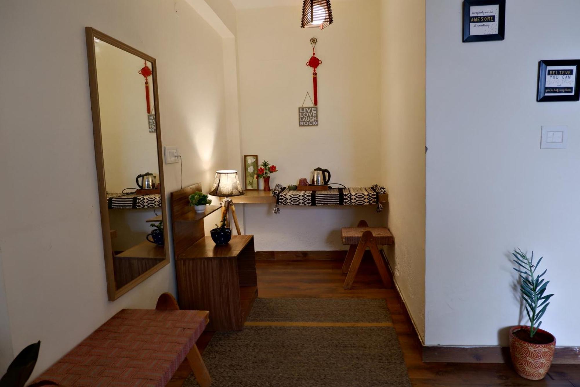 Utopia Hostels Dharamkot Mcleodganj Дармсала Экстерьер фото